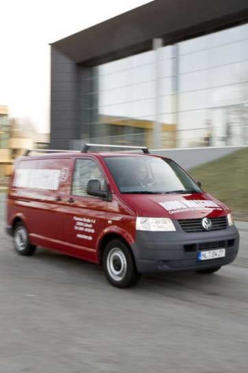 Roter Bodo Wascher Elektroanlagen Volkswagen Transporter in voller Fahrt